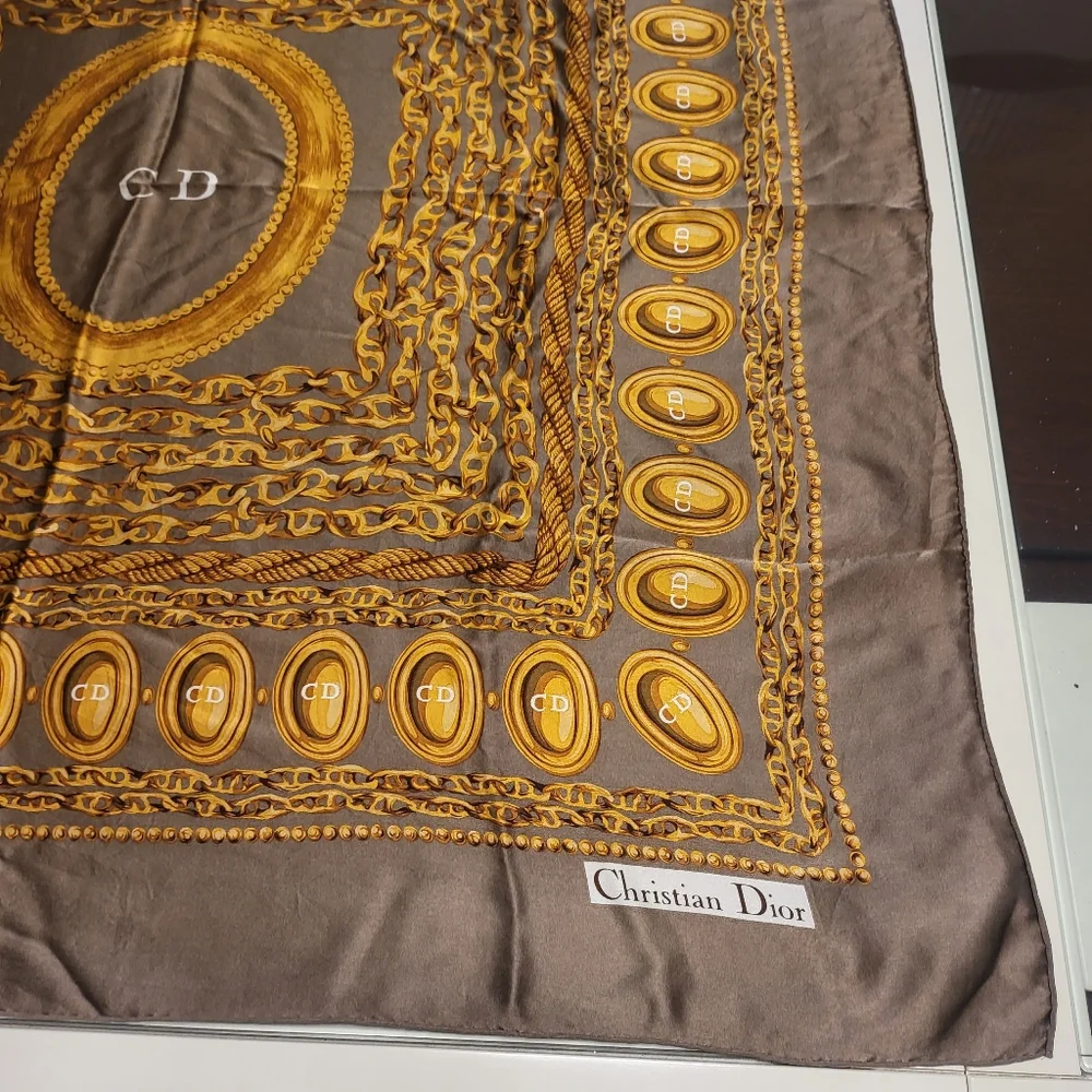 🔥EUC 💯 GORGEOUS CHRISTIAN DIOR CHAIN SILK SCARF